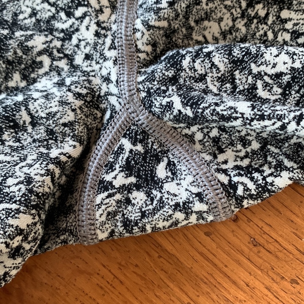 Athleta Salutation Stash 7/8 Tight Women’s Black & White Pattern Leggings Size S - Picture 7 of 10